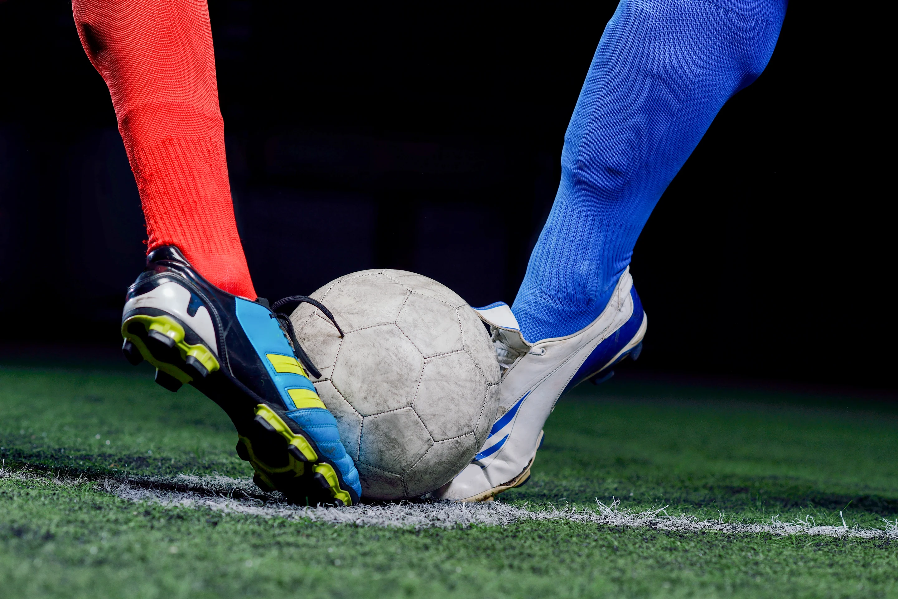 Calciatori a contrasto sul pallone
